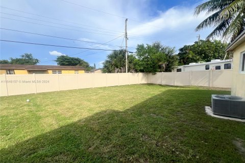 House in Miami Gardens, Florida 4 bedrooms, 153.47 sq.m. № 1330783 - photo 12