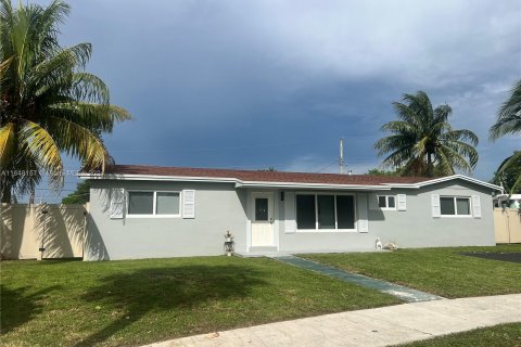 Villa ou maison à vendre à Miami Gardens, Floride: 4 chambres, 153.47 m2 № 1330783 - photo 2