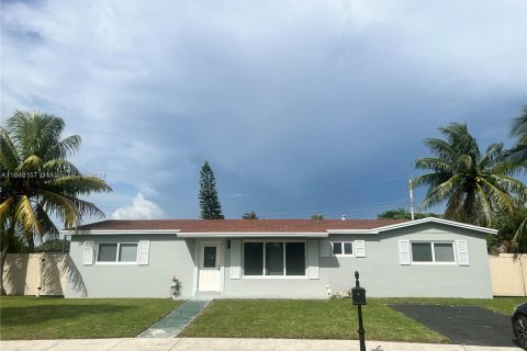 House in Miami Gardens, Florida 4 bedrooms, 153.47 sq.m. № 1330783 - photo 1