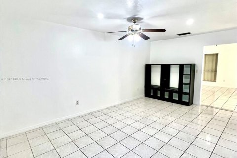 House in Miami, Florida 3 bedrooms, 113.81 sq.m. № 1330785 - photo 4