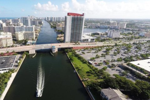 Condo in Hallandale Beach, Florida, 2 bedrooms  № 1321585 - photo 25