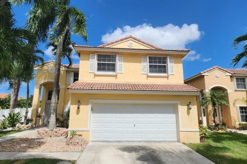 House in Pembroke Pines, Florida 4 bedrooms, 205.87 sq.m. № 1321628 - photo 1