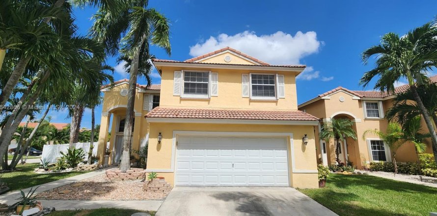 House in Pembroke Pines, Florida 4 bedrooms, 205.87 sq.m. № 1321628