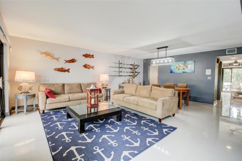 Townhouse in North Miami Beach, Florida 2 bedrooms, 179.86 sq.m. № 1362668 - photo 10