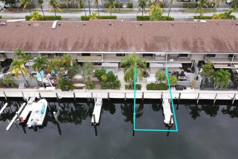 Townhouse in North Miami Beach, Florida 2 bedrooms, 179.86 sq.m. № 1362668 - photo 5