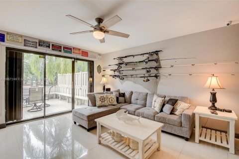 Townhouse in North Miami Beach, Florida 2 bedrooms, 179.86 sq.m. № 1362668 - photo 17