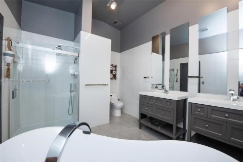 Townhouse in North Miami Beach, Florida 2 bedrooms, 179.86 sq.m. № 1362668 - photo 30