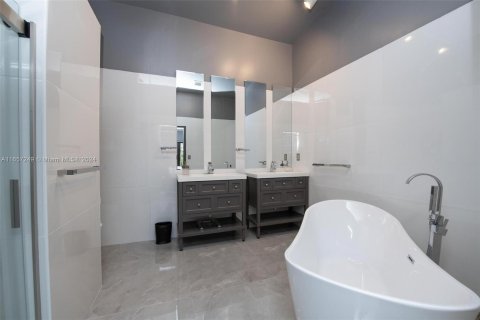 Townhouse in North Miami Beach, Florida 2 bedrooms, 179.86 sq.m. № 1362668 - photo 29