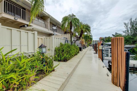 Townhouse in North Miami Beach, Florida 2 bedrooms, 179.86 sq.m. № 1362668 - photo 3