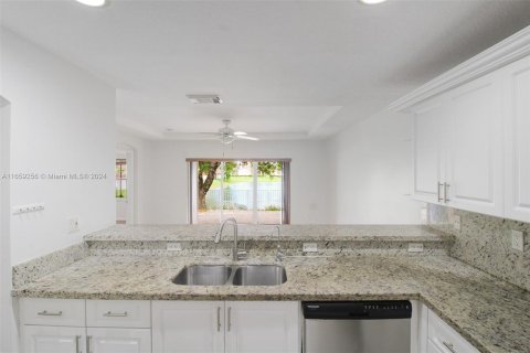 Townhouse in Miami, Florida 3 bedrooms, 167.04 sq.m. № 1362763 - photo 10