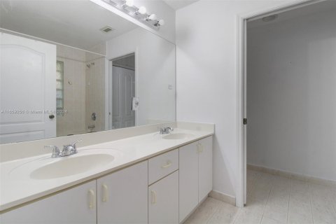 Townhouse in Miami, Florida 3 bedrooms, 167.04 sq.m. № 1362763 - photo 14