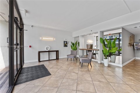 Copropriété à vendre à North Miami Beach, Floride: 2 chambres, 112.69 m2 № 1316344 - photo 2