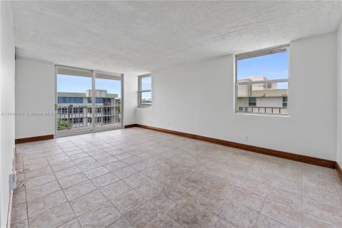 Condo in North Miami Beach, Florida, 2 bedrooms  № 1316344 - photo 9