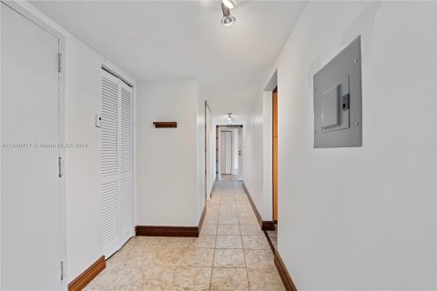 Condo in North Miami Beach, Florida, 2 bedrooms  № 1316344 - photo 11