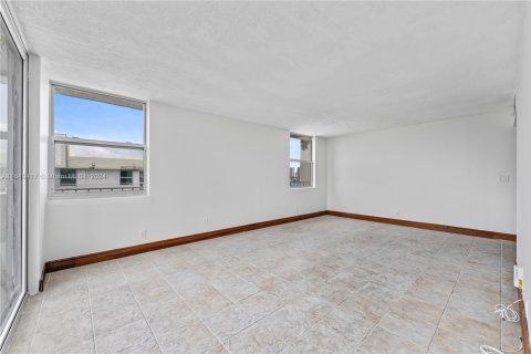 Condo in North Miami Beach, Florida, 2 bedrooms  № 1316344 - photo 12