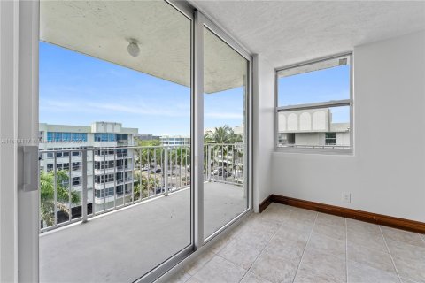 Condo in North Miami Beach, Florida, 2 bedrooms  № 1316344 - photo 10