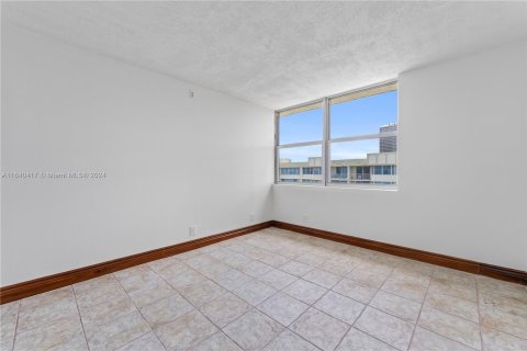 Condo in North Miami Beach, Florida, 2 bedrooms  № 1316344 - photo 16