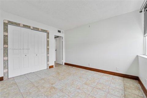 Condo in North Miami Beach, Florida, 2 bedrooms  № 1316344 - photo 14