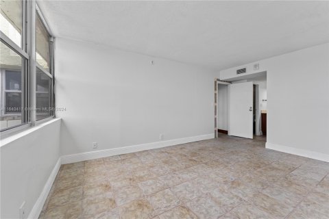 Condo in North Miami Beach, Florida, 2 bedrooms  № 1316344 - photo 19