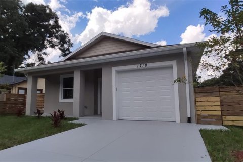 House in Tampa, Florida 4 bedrooms, 130.99 sq.m. № 1366339 - photo 1