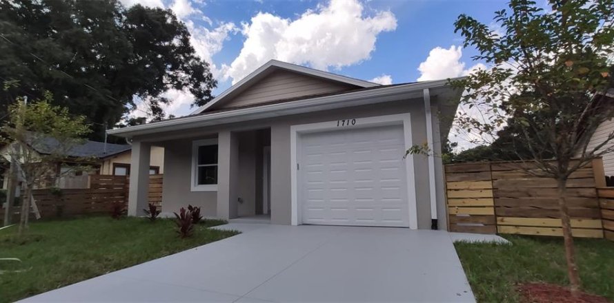 House in Tampa, Florida 4 bedrooms, 130.99 sq.m. № 1366339