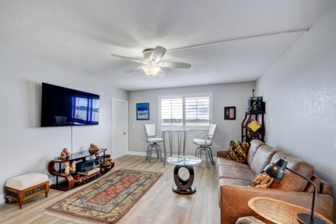 Condo in Lantana, Florida, 2 bedrooms  № 1100085 - photo 17