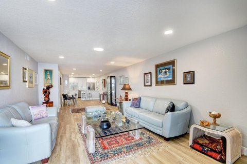 Condo in Lantana, Florida, 2 bedrooms  № 1100085 - photo 25