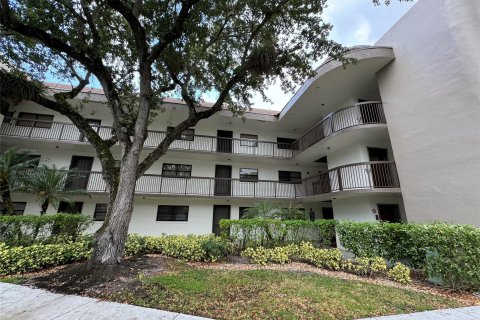 Condo in Tamarac, Florida, 2 bedrooms  № 1182603 - photo 1