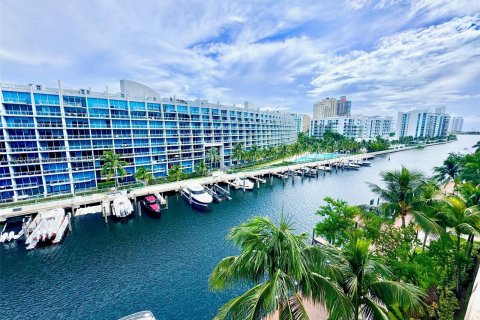 Condominio en venta en Aventura, Florida, 2 dormitorios, 107.4 m2 № 1321594 - foto 1