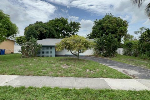 House in Lauderdale Lakes, Florida 3 bedrooms, 119.01 sq.m. № 1321593 - photo 1