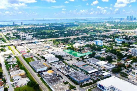 Propiedad comercial en venta en Miami, Florida № 1365421 - foto 3