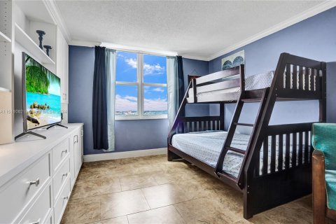 Condominio en venta en Hallandale Beach, Florida, 3 dormitorios, 200.11 m2 № 953713 - foto 14