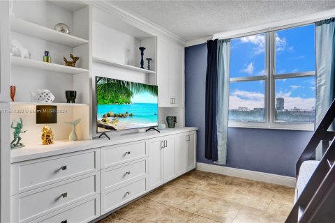 Copropriété à vendre à Hallandale Beach, Floride: 3 chambres, 200.11 m2 № 953713 - photo 13