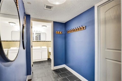 Condominio en venta en Hallandale Beach, Florida, 3 dormitorios, 200.11 m2 № 953713 - foto 17