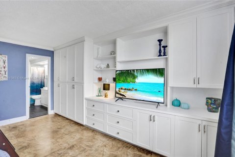 Condo in Hallandale Beach, Florida, 3 bedrooms  № 953713 - photo 15