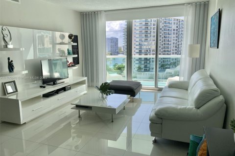 Condominio en venta en Hollywood, Florida, 1 dormitorio, 75.44 m2 № 920781 - foto 1