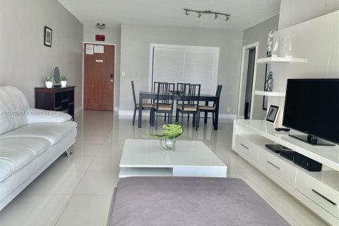 Condominio en venta en Hollywood, Florida, 1 dormitorio, 75.44 m2 № 920781 - foto 3