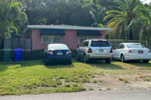 Propiedad comercial en venta en Miami, Florida № 1102700 - foto 3