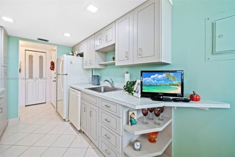 Condo in Pembroke Pines, Florida, 2 bedrooms  № 1102698 - photo 6