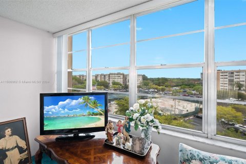 Condo in Pembroke Pines, Florida, 2 bedrooms  № 1102698 - photo 19