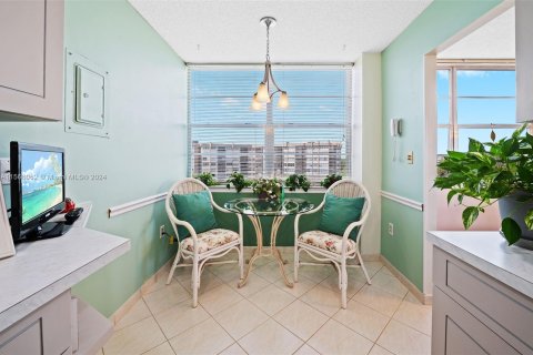 Condo in Pembroke Pines, Florida, 2 bedrooms  № 1102698 - photo 9