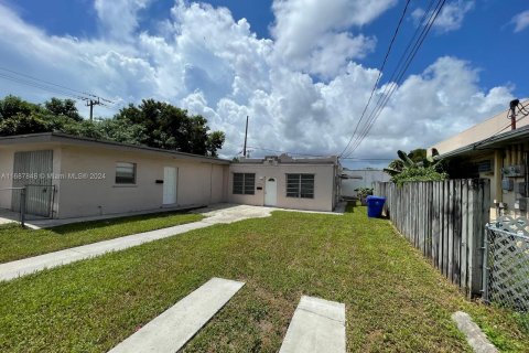 Commercial property in Miami, Florida 109.81 sq.m. № 1428584 - photo 1