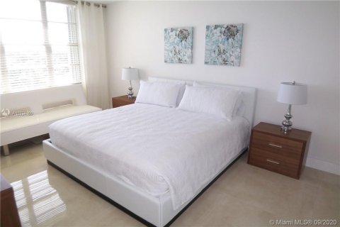 Condo in Miami Beach, Florida, 2 bedrooms  № 4649 - photo 22