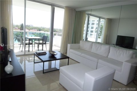 Condo in Miami Beach, Florida, 2 bedrooms  № 4649 - photo 4