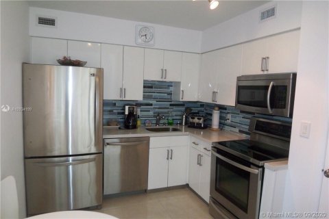 Condo in Miami Beach, Florida, 2 bedrooms  № 4649 - photo 12