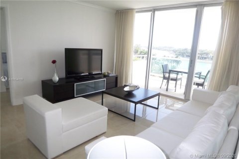 Condo in Miami Beach, Florida, 2 bedrooms  № 4649 - photo 6