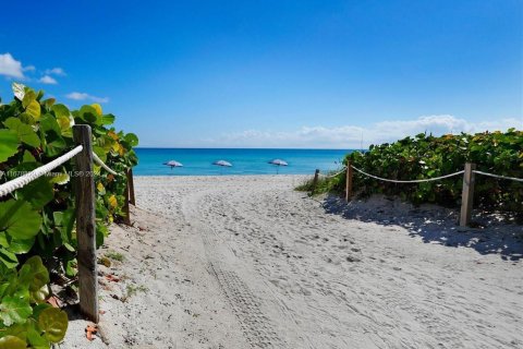 Condo in Miami Beach, Florida, 1 bedroom  № 1406319 - photo 21