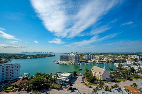 Condo in Miami Beach, Florida, 1 bedroom  № 1406319 - photo 25