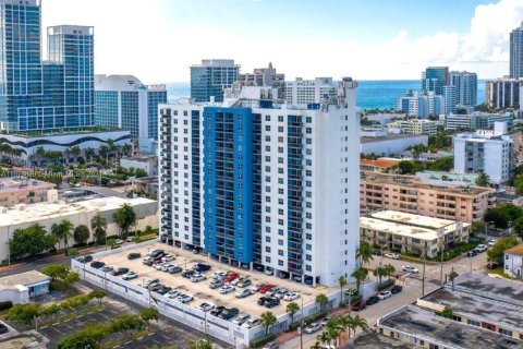 Condo in Miami Beach, Florida, 1 bedroom  № 1406319 - photo 23