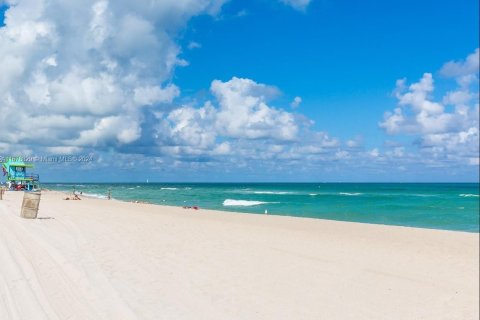 Condo in Miami Beach, Florida, 1 bedroom  № 1406319 - photo 22